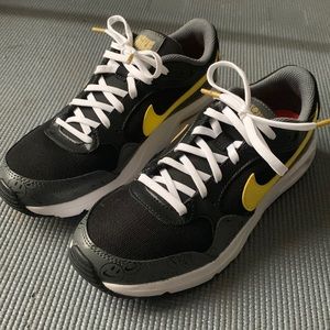 Nike Air Max SC
Big Kids' Shoes
Black/Iron Grey/White/Yellow Strike